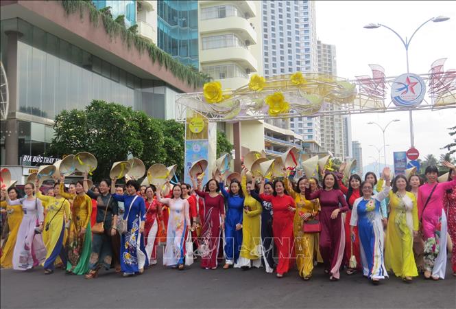 More than 6,000 women wearing Vietnamese traditional long dress took to street in a parade in Nha Trang beach city in Khanh Hoa province on June 4. VNA Photo: Phan Sáu