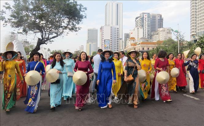 More than 6,000 women wearing Vietnamese traditional long dress took to street in a parade in Nha Trang beach city in Khanh Hoa province on June 4. VNA Photo: Phan Sáu