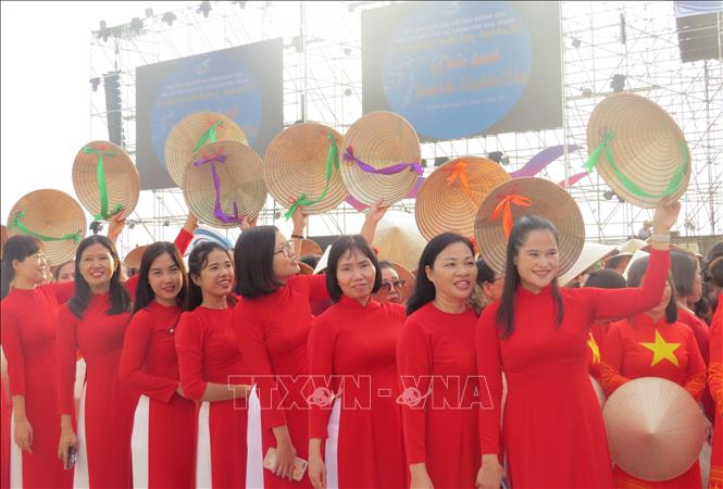 More than 6,000 women wearing Ao dai (the Vietnamese traditional long dress) took to street in a parade at the April 2 Square in Nha Trang beach city in the south central province of Khanh Hoa to honour the costume as a heritage of the nation as part of the 2023 Nha Trang-Khanh Hoa Sea Festival. VNA Photo: Phan Sáu
            