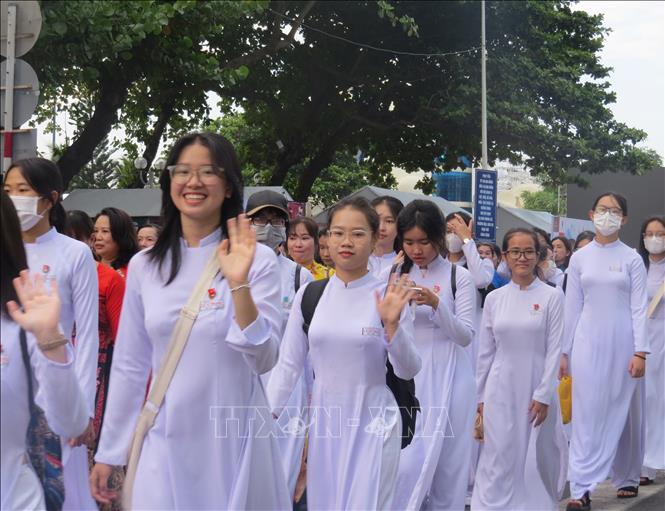 More than 6,000 women wearing Vietnamese traditional long dress took to street in a parade in Nha Trang beach city in Khanh Hoa province on June 4. VNA Photo: Phan Sáu