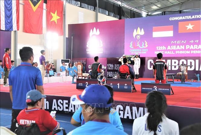 Với thành tích thi đấu xuất sắc của đoàn thể thao Việt Nam trong ngày tranh tài đầu tiên, hành khúc Tiến quân ca liên tục vang lên tại nhà thi đấu Trung tâm Người khuyết tật Quốc gia Techo Sen ở quận Sen Sok (Phnom Penh, Campuchia). Ảnh: Huỳnh Thảo - P/v TTXVN tại Campuchia