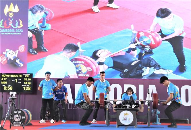 VĐV Huỳnh Ngọc Phụng trong phần thi giành 2 HCB ASEAN Para Games 12 ở hạng cân 54kg nam. Ảnh: Huỳnh Thảo - P/v TTXVN tại Campuchia.