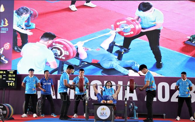 VĐV Nguyễn Bình An trong phần thi giành 2 HCV tại ASEAN Para Games 12 ở hạng cân 54kg nam. Ảnh: Huỳnh Thảo - P/v TTXVN tại Campuchia