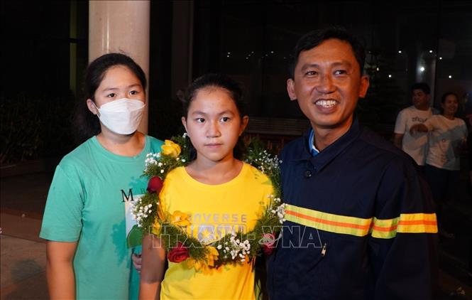Trong ảnh: Trung tá Nguyễn Chí Thành gặp gia đình sau khi trở về từ Thổ Nhĩ Kỳ. Ảnh: TTXVN phát