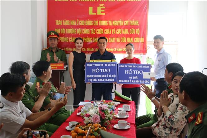 Trong ảnh: Công an Thành phố và các Mạnh Thường Quân trao tặng nhà ở cho gia đình Trung tá Nguyễn Chí Thành.
Ảnh: TTXVN phát