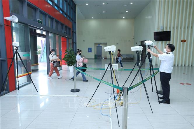 Trong ảnh: Cán bộ Trung tâm Kiểm dịch Y tế quốc tế tỉnh Lạng Sơn sử dụng trang thiết bị phục vụ công tác kiểm dịch y tế biên giới tại Cửa khẩu quốc tế Hữu Nghị. Ảnh: Anh Tuấn – TTXVN