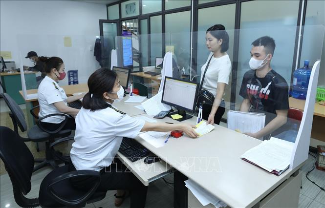 Trong ảnh: Cán bộ Trung tâm Kiểm dịch Y tế quốc tế tỉnh Lạng Sơn làm thủ tục cấp Giấy chứng nhận kiểm dịch y tế cho người xuất nhập cảnh tại Cửa khẩu quốc tế Hữu Nghị. Ảnh: Anh Tuấn – TTXVN