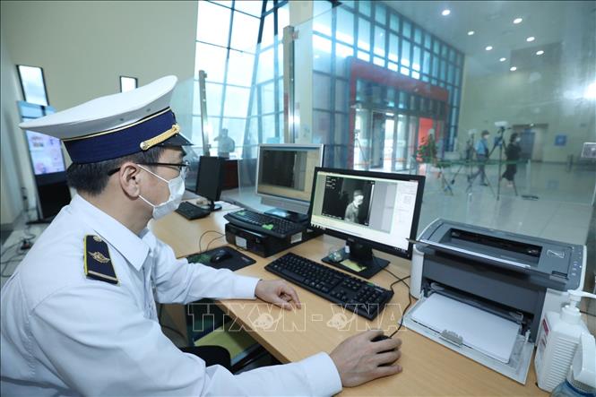 Trong ảnh: Cán bộ Trung tâm Kiểm dịch Y tế quốc tế tỉnh Lạng Sơn sử dụng trang thiết bị phục vụ công tác kiểm dịch y tế biên giới tại Cửa khẩu quốc tế Hữu Nghị. Ảnh: Anh Tuấn – TTXVN
