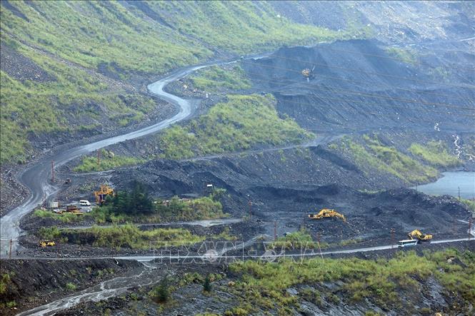 Exploiting coal at a mine of Cao Son Co. Ltd in Cam Pha district, the northern province of Quang Ninh. VNA Photo