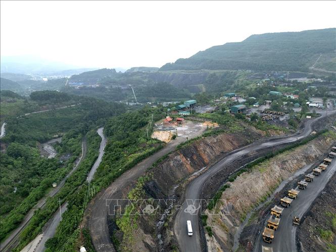 Exploiting coal at a mine of Cao Son Co. Ltd in Cam Pha district, the northern province of Quang Ninh. VNA Photo