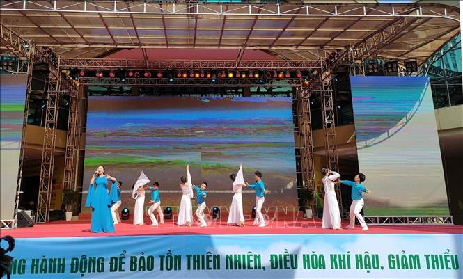 Nhiều bài hát có chủ đề về môi trường được biểu diễn trong chương trình. Ảnh: Nam Sương - TTXVN