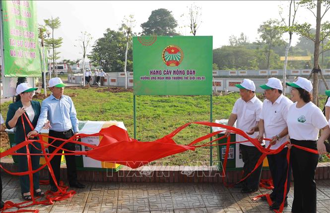 Cắt băng khánh thành hàng cây nông dân trong ngày Lễ phát động hưởng ứng ngày môi trường thế giới tại khu hồ điều hoà thôn Phương Bản, xã Song Phương, huyện Hoài Đức, thành phố Hà Nội. Ảnh: Vũ Sinh - TTXVN
