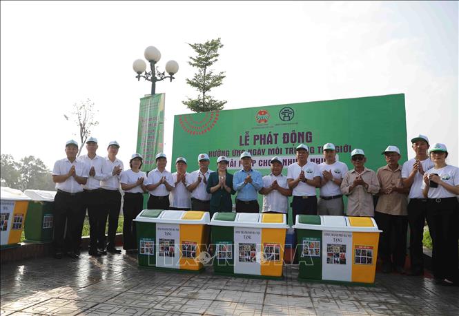 Đại diện Trung ương Hội nông dân Việt Nam trao tặng tượng trưng thùng và xe đựng rác cho Hội nông dân thôn Phương Bản, xã Song Phương, huyện Hoài Đức, thành phố Hà Nội. Ảnh: Vũ Sinh - TTXVN