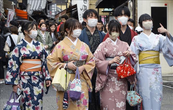 Du khách thăm một ngôi đền ở Kyoto, Nhật Bản. Ảnh: Kyodo/TTXVN