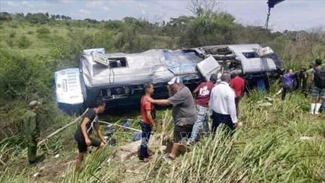Hiện trường vụ tai nạn lật xe buýt trên đường cao tốc Habana-Melena, Cuba ngày 3/6/2023. Ảnh: Prensa Latina/TTXVN