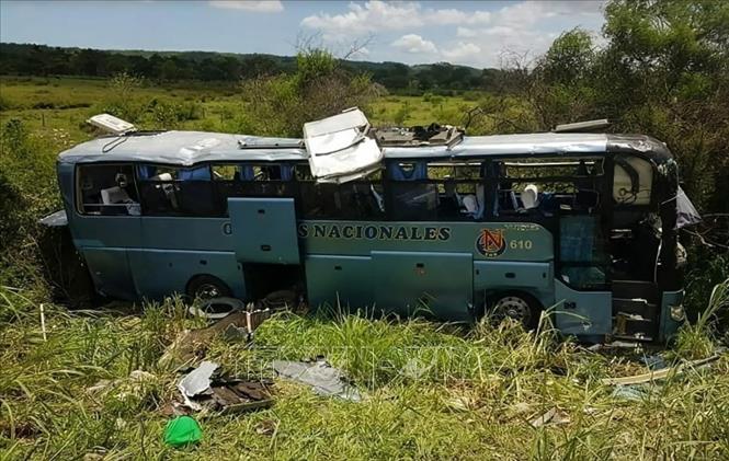 Hiện trường vụ tai nạn lật xe buýt trên đường cao tốc Habana-Melena, Cuba ngày 3/6/2023. Ảnh: Directoriocubano/TTXVN
