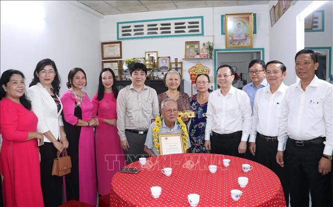 Trong ảnh: Đoàn công tác chụp ảnh lưu niệm với gia đình cụ Trần Văn Vọng, sinh năm 1923 ở KV 8, phường Hưng Phú, quận Cái Răng. Ảnh: Ngọc Thiện- TTXVN.
