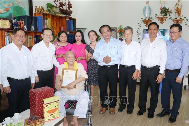 Trong ảnh: Đoàn công tác chụp ảnh lưu niệm với ga đình cụ Lê Văn Lai, sinh năm 1923, ở KV 6, phường Bình Thủy, quận Bình Thủy. Ảnh: Ngọc Thiện- TTXVN.
