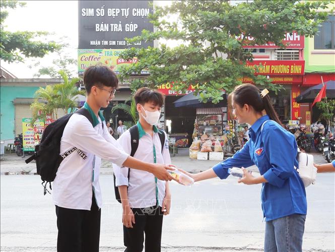 Trong ảnh: Các bạn thanh niên tình nguyện tiếp sức mùa thi tại điểm trường Trung học phổ thông Quế Võ số 1, thị xã Quế Võ, tỉnh Bắc Ninh. Ảnh: Thanh Thương- TTXVN