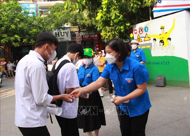 Trong ảnh: Các thanh niên tình nguyện động viên các thí sinh dự thi tại điểm trường Trung học Phổ thông Tiên Du 1, huyện Tiên Du, tỉnh Bắc Ninh. Ảnh: Thanh Thương- TTXVN