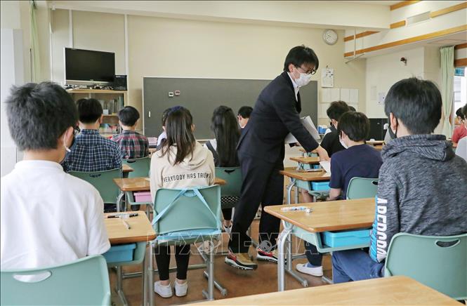 Học sinh tiểu học tham dự kỳ thi tại tỉnh Chiba, Nhật Bản. Ảnh: Kyodo/TTXVN