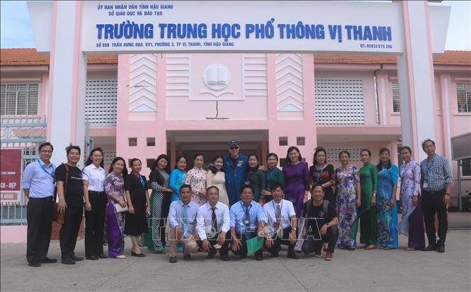 Trong ảnh: Phái đoàn Phi hành gia Cơ quan Hàng không và Vũ trụ quốc gia Hoa Kỳ NASA chụp hình lưu niệm với cán bộ, giáo viên Trường THPT Vị Thanh. Ảnh: Thúy Hằng - TTXVN