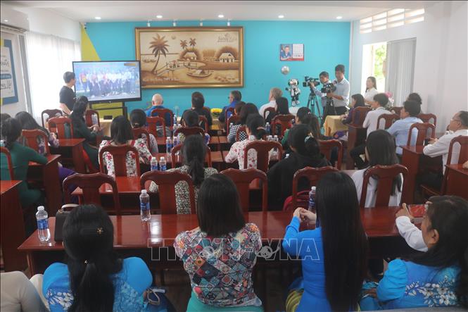 Trong ảnh: Phái đoàn Phi hành gia Cơ quan Hàng không và Vũ trụ quốc gia Hoa Kỳ NASA thăm Trường THPT Vị Thanh. Ảnh: Thúy Hằng - TTXVN