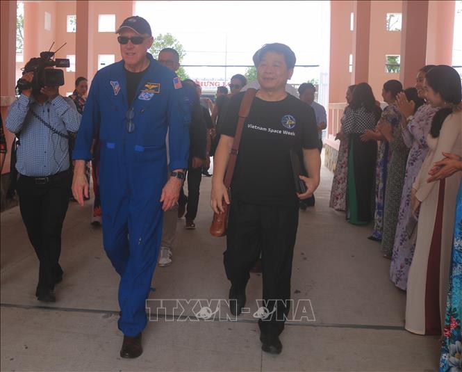 Trong ảnh: Ông Michael A. Baker, cựu Phi hành gia NASA, cựu Thuyền trưởng Hải quân Hoa Kỳ, thăm Trường THPT Vị Thanh. Ảnh: Thúy Hằng - TTXVN