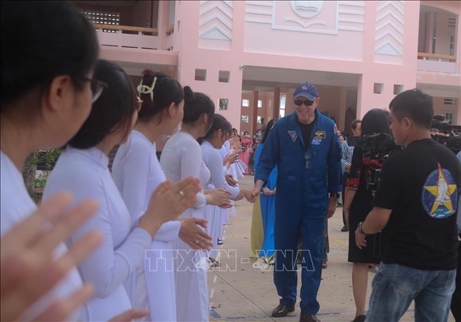 Trong ảnh: Ông Michael A. Baker, cựu Phi hành gia NASA, cựu Thuyền trưởng Hải quân Hoa Kỳ, thăm Trường THPT Vị Thanh. Ảnh: Thúy Hằng - TTXVN