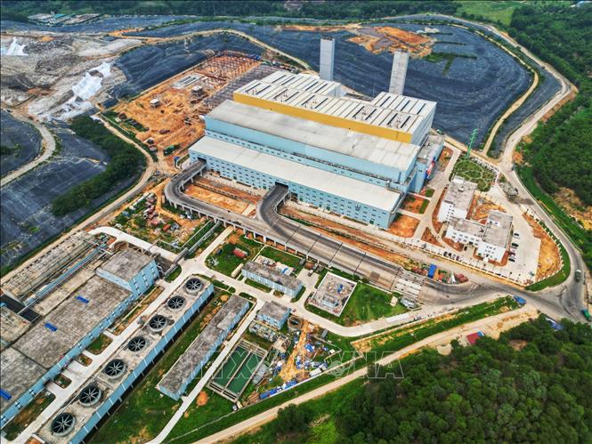 Sau khi hoàn tất cả 3 giai đoạn, nhà máy có khả năng xử lý đốt rác với khối lượng 4.000 tấn/ngày đêm, bằng tổng lượng rác thải của 9 quận nội thành Hà Nội. Ảnh: Tuấn Anh - TTXVN