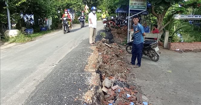 Trong ảnh: Tuyến đê bờ tây kênh Đồng Tân, xã Mỹ Hội Đông, huyện Chợ Mới xảy ra sụt lún và rạn nứt với tổng chiều dài khoảng 40m. Ảnh: TTXVN phát 
