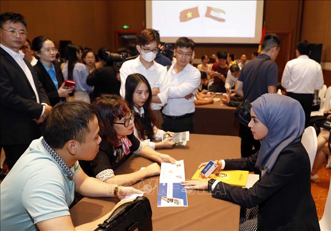 Representatives of businesses from Vietnam and UAE at the Business Forum. VNA Photo: Trần Việt