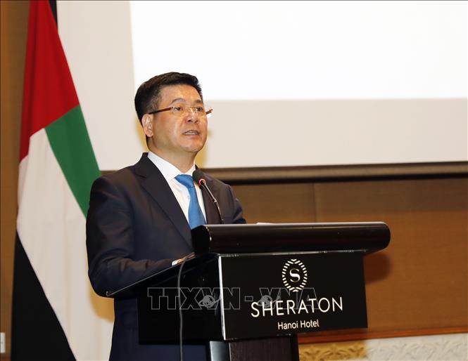 Minister of Industry and Trade Nguyen Hong Dien speaks at the Business Forum. VNA Photo: Trần Việt