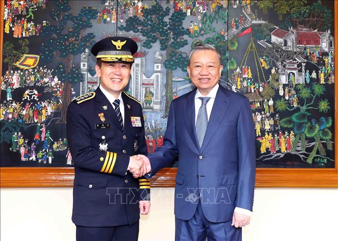 Minister of Public Security Gen. To Lam receives a delegation of the National Police Agency of the Republic of Korea led by Commissioner General Yoon Hee-keun. VNA Photo: Phạm Kiên