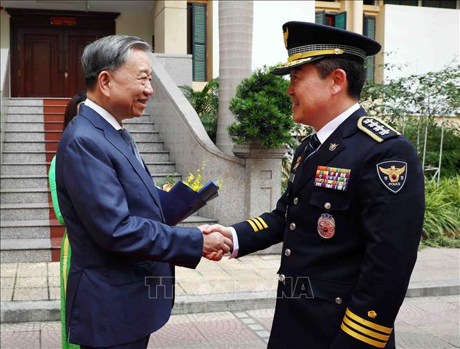 Minister of Public Security Gen. To Lam receives a delegation of the National Police Agency of the Republic of Korea led by Commissioner General Yoon Hee-keun. VNA Photo: Phạm Kiên