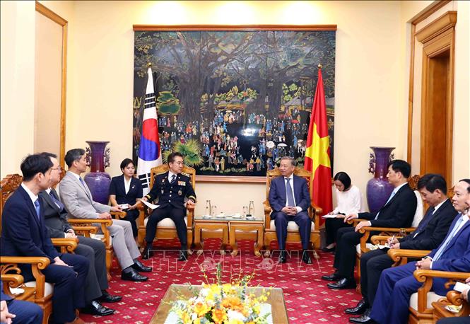 Minister of Public Security Gen. To Lam receives a delegation of the National Police Agency of the Republic of Korea led by Commissioner General Yoon Hee-keun. VNA Photo: Phạm Kiên