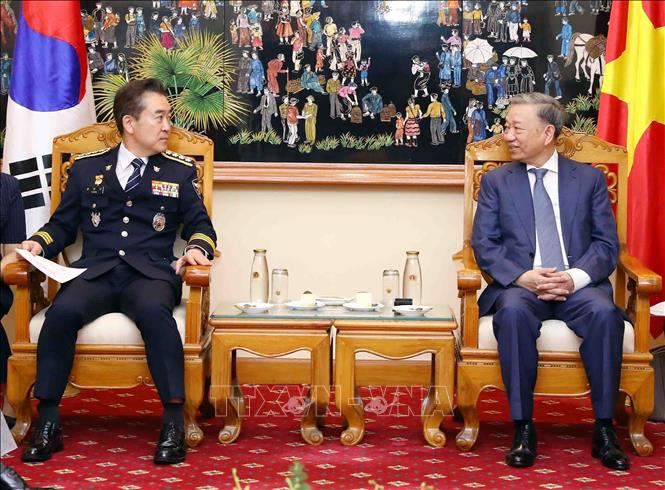 Minister of Public Security Gen. To Lam receives a delegation of the National Police Agency of the Republic of Korea led by Commissioner General Yoon Hee-keun. VNA Photo: Phạm Kiên