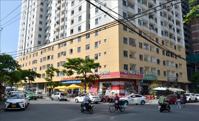 Từ tầng 2 đến tầng 5 chung cư Mường Thanh Sơn Trà được cấp phép làm khu công cộng, dịch vụ nhưng chủ đầu tư đã tự ý xây dựng sai phép hàng trăm căn hộ. Ảnh: Quốc Dũng – TTXVN