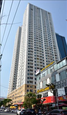 Chung cư Mường Thanh Sơn Trà có 44 tầng nổi và 2 tầng hầm, mỗi tầng có hơn 20 căn hộ với hàng nghìn hộ dân. Ảnh: Quốc Dũng – TTXVN