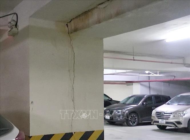 Các tầng hầm để xe của chung cư Mường Thanh Sơn Trà xuất hiện nhiều vết nứt lớn, thấm dột gây mất thẩm mỹ, mất an toàn cho người dân. Ảnh: Quốc Dũng – TTXVN