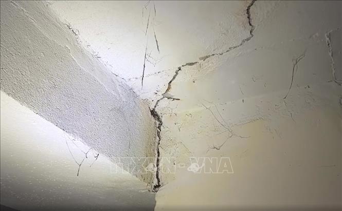 Một vết nứt lớn trên hệ cột, dầm bê tông tại tầng hầm để xe của chung cư Mường Thanh Sơn Trà. Ảnh: Quốc Dũng – TTXVN