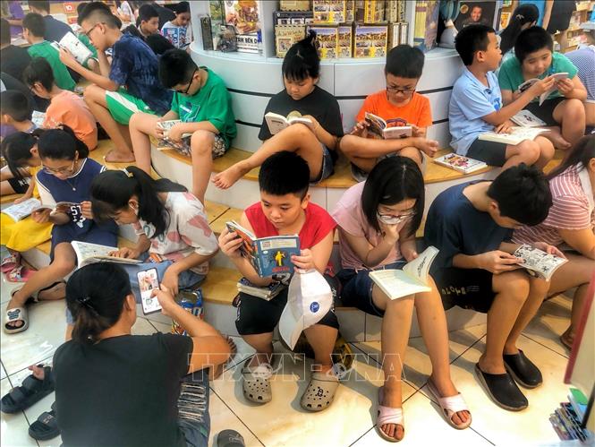 Nhà sách tại trung tâm thương mại là nơi ngồi nghỉ ưa thích của các em nhỏ. Ảnh: Tuấn Đức - TTXVN
