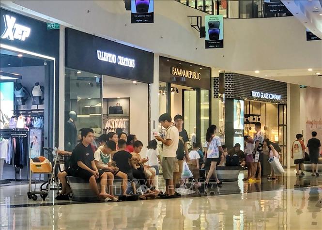 Các ghế ngồi nghỉ tại Trung tâm thương mại AEON Mall Hà Đông (quận Hà Đông, Hà Nội) luôn trong tình trạng kín chỗ. Ảnh: Tuấn Đức - TTXVN