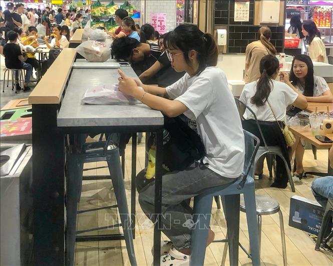 Nhiều người chọn trung tâm thương mại để lưu trú từ sáng tới chiều muộn. Ảnh: Tuấn Đức - TTXVN