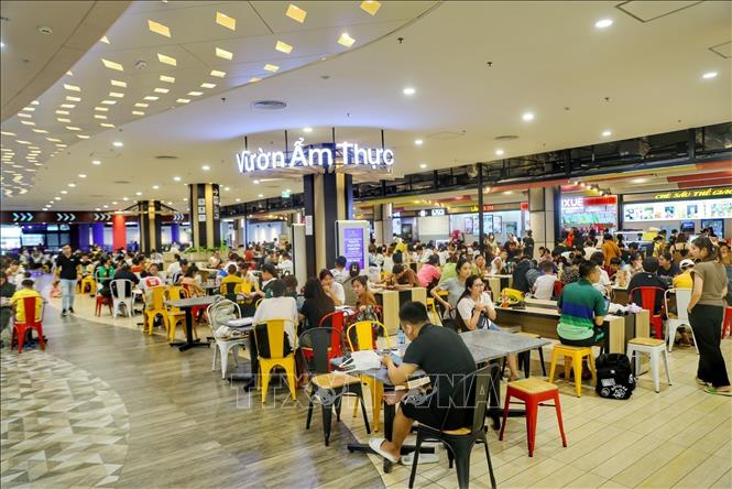 Các cửa hàng dịch vụ ăn uống chật kín người. Ảnh: Tuấn Đức - TTXVN