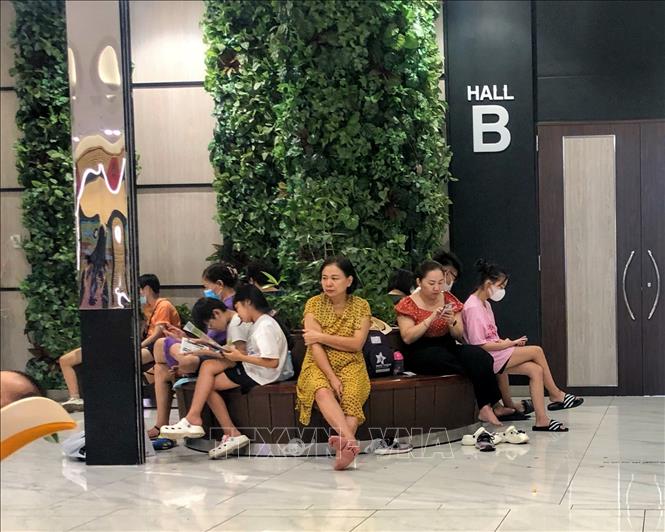Các ghế ngồi nghỉ tại Trung tâm thương mại AEON Mall Hà Đông (quận Hà Đông, Hà Nội) luôn trong tình trạng kín chỗ. Ảnh: Tuấn Đức - TTXVN