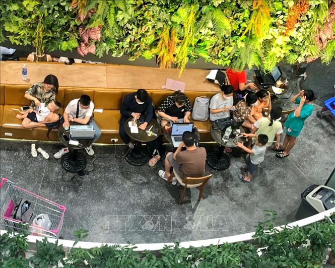 Nhiều người tới trung tâm thương mại từ sáng tới chiều muộn. Ảnh: Tuấn Đức - TTXVN