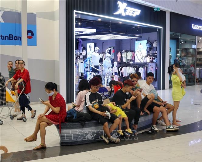 Các ghế ngồi nghỉ tại Trung tâm thương mại AEON Mall Hà Đông (quận Hà Đông, Hà Nội) luôn trong tình trạng kín chỗ. Ảnh: Tuấn Đức - TTXVN