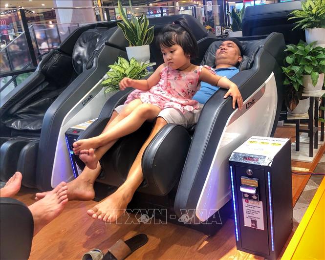 Ghế massage tự động luôn được người dân tận dụng để tranh thủ chợp mắt. Ảnh: Tuấn Đức - TTXVN