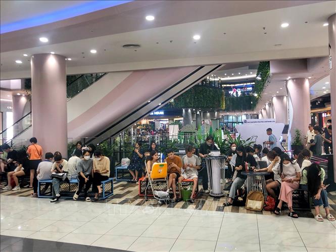 Các ghế ngồi nghỉ tại Trung tâm thương mại AEON Mall Hà Đông (quận Hà Đông, Hà Nội) luôn trong tình trạng kín chỗ. Ảnh: Tuấn Đức - TTXVN